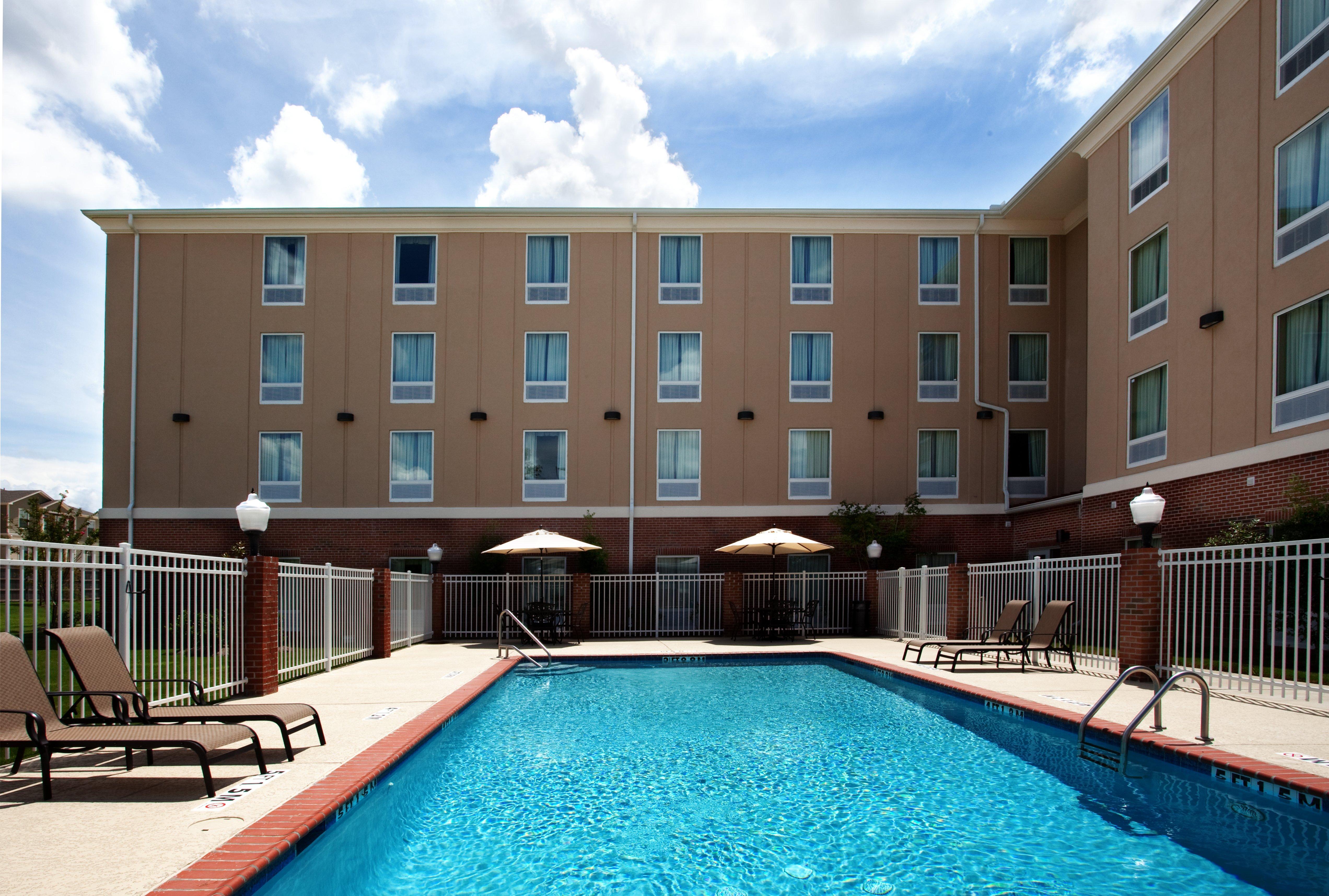 Express & Baton Rouge East By Ihg Hotel Prairieville