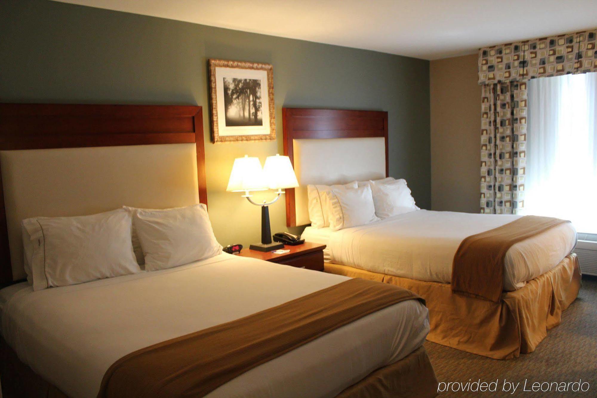 Express & Baton Rouge East By Ihg Hotel