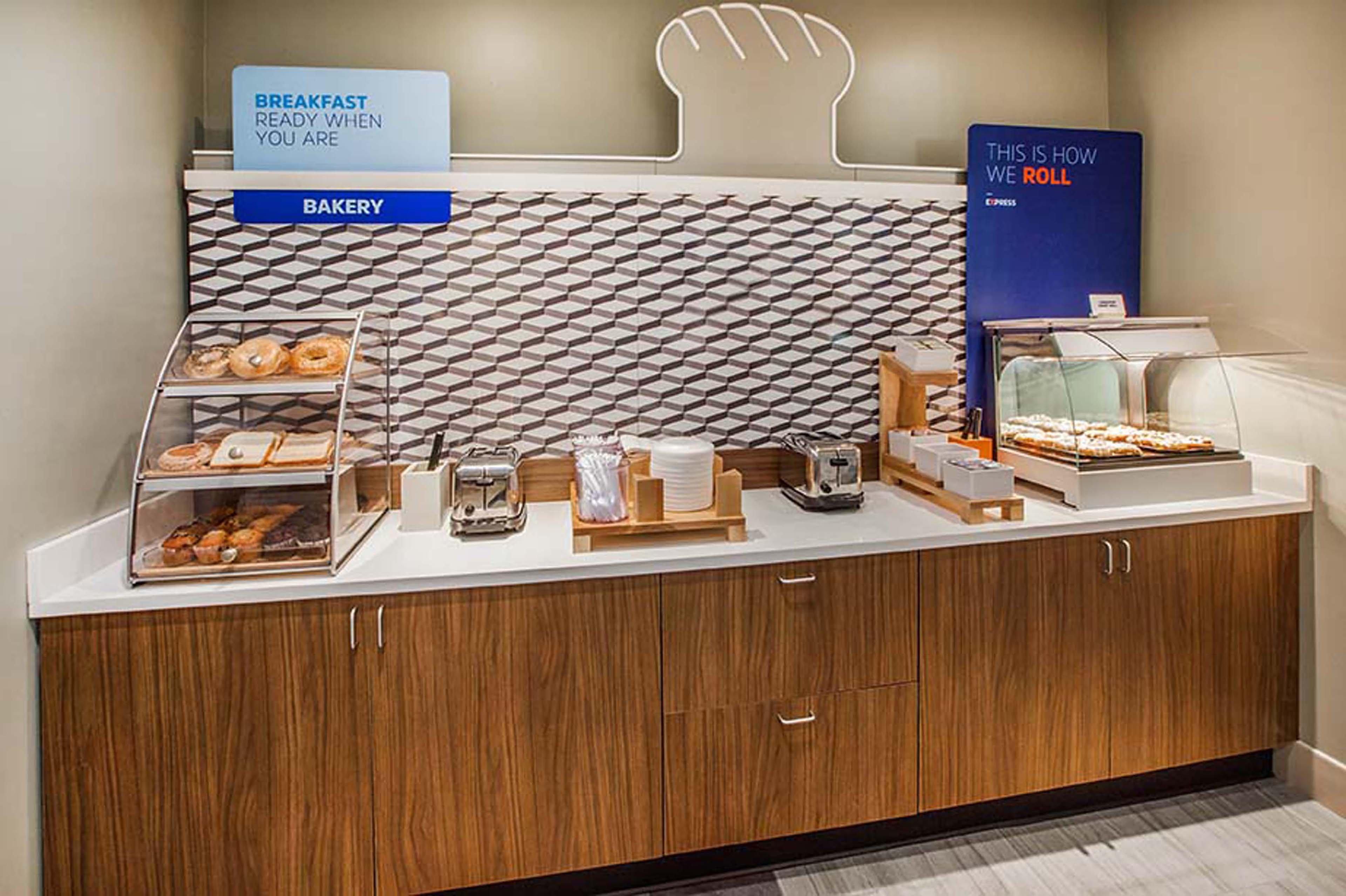 Express & Baton Rouge East By Ihg Hotel