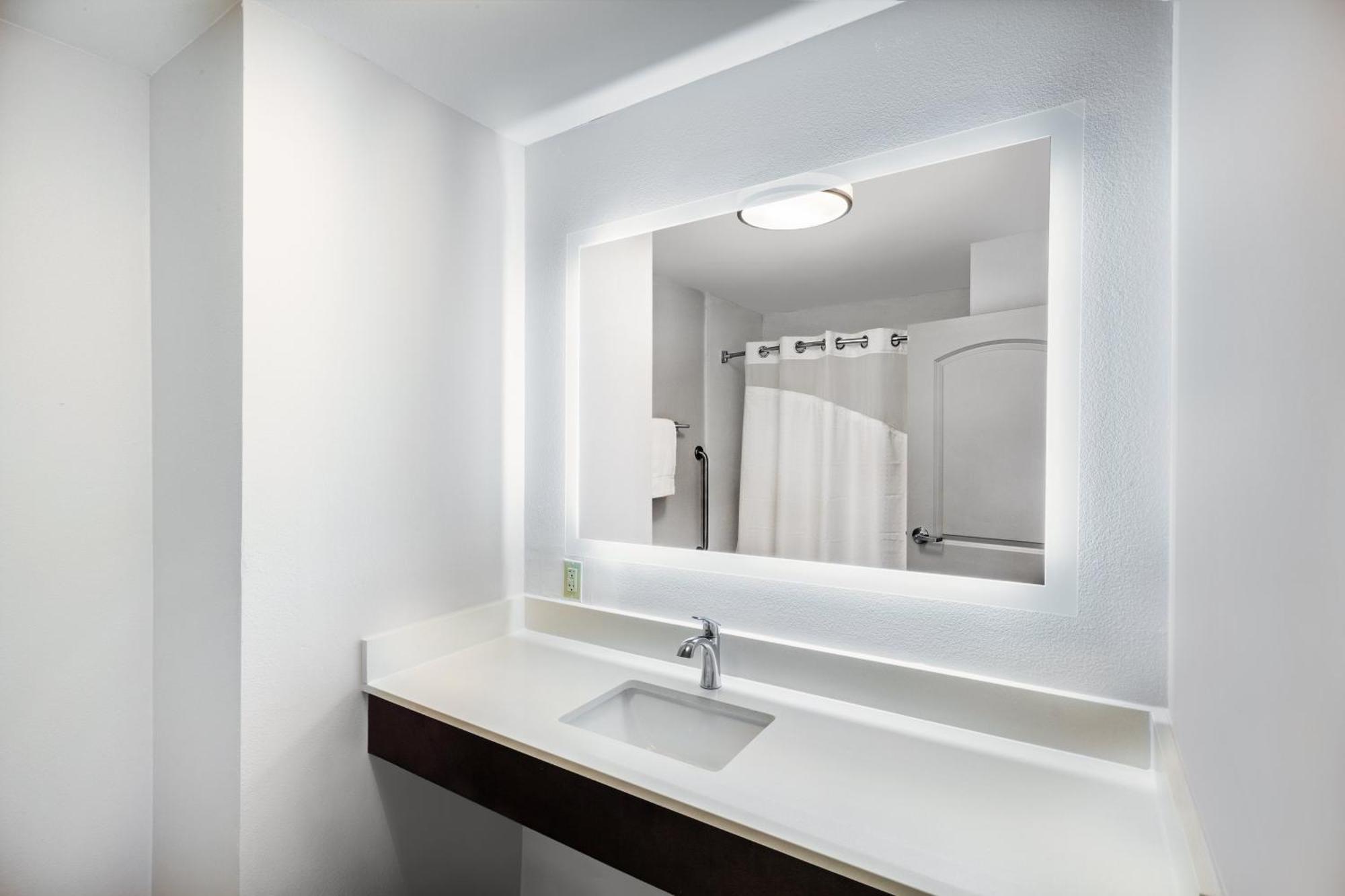 Express & Baton Rouge East By Ihg Hotel Prairieville