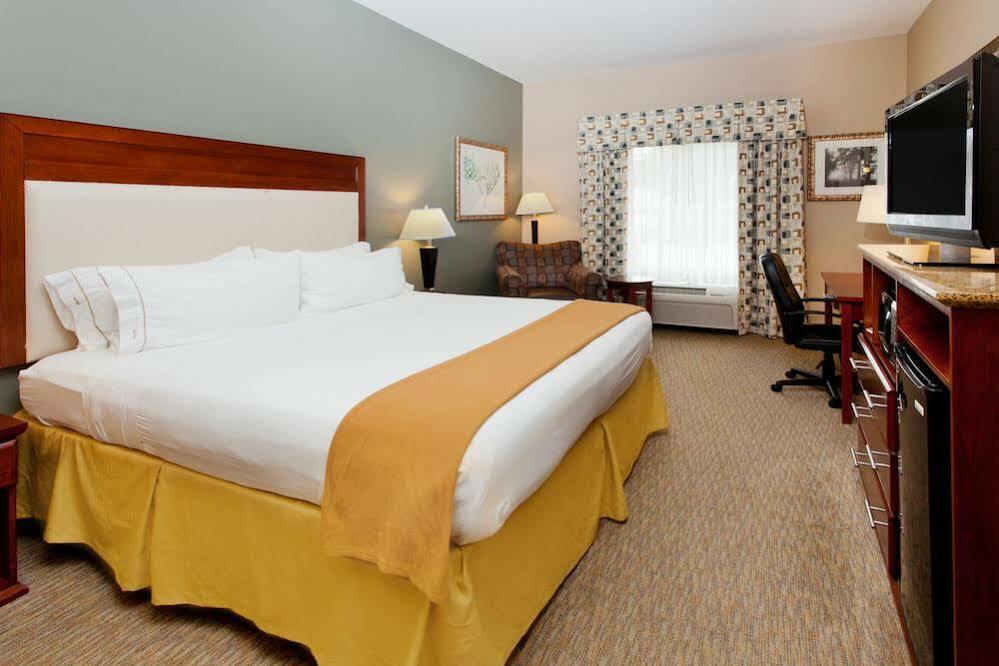 Express & Baton Rouge East By Ihg Hotel